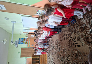 dzieci śpiewają hymn