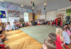 dzieci bawią się na Mikołajki