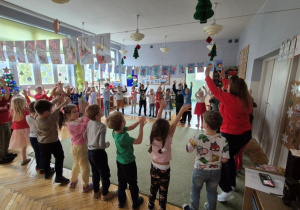 dzieci bawią się na Mikołajki