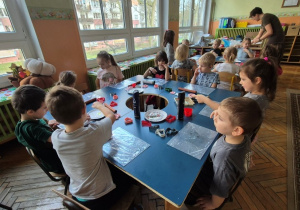 dzieci lepią ozdoby choinkowe