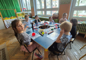 dzieci lepią ozdoby choinkowe