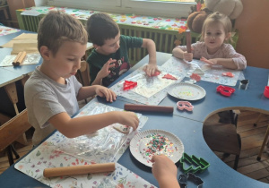 dzieci lepią ozdoby choinkowe