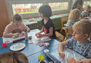 dzieci lepią ozdoby choinkowe