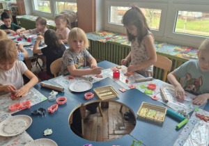 dzieci lepią ozdoby choinkowe