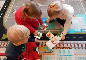 dzieci bawią się na Mikołajki