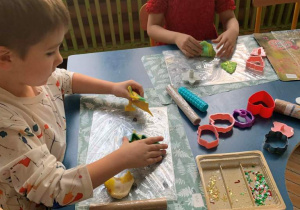 dzieci lepią ozdoby choinkowe