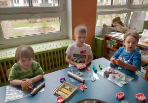 dzieci lepią ozdoby choinkowe