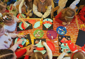 dzieci wykonują ozdoby świąteczne