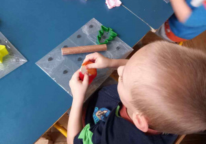 dzieci lepią ozdoby choinkowe