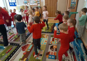 dzieci bawią się na Mikołajki