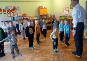 dzieci oglądają występ baletowy