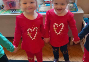 dzieci bawią się na Mikołajki