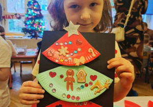 dzieci wykonują ozdoby świąteczne