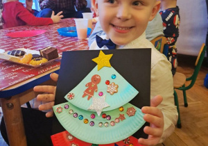 dzieci wykonują ozdoby świąteczne