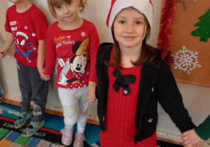 dzieci bawią się na Mikołajki
