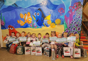 dzieci trzymają nagrody