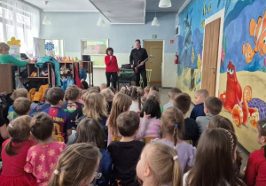 Dzieci słuchają koncertu