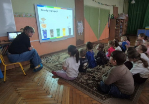 Dzieci uczestniczą w prezentacji MPO