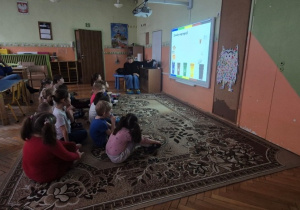 Dzieci uczestniczą w prezentacji MPO