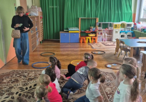 Dzieci uczestniczą w prezentacji MPO