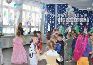 dzieci bawią się na balu