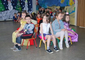 dzieci bawią się na balu