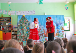 dzieci oglądają teatrzyk