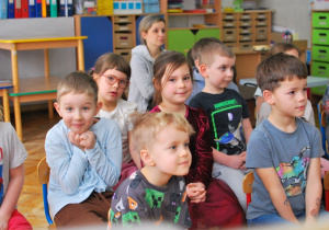 dzieci oglądają teatrzyk