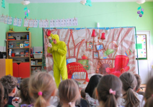 dzieci oglądają teatrzyk