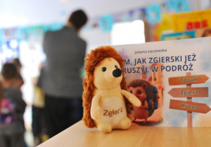 książka i maskotka