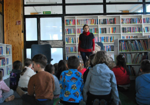 dzieci na zajęciach w bibliotece