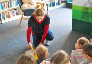 dzieci na zajęciach w bibliotece