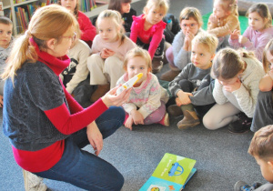 dzieci na zajęciach w bibliotece