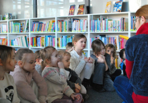 dzieci na zajęciach w bibliotece