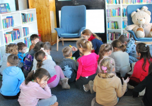 dzieci na zajęciach w bibliotece