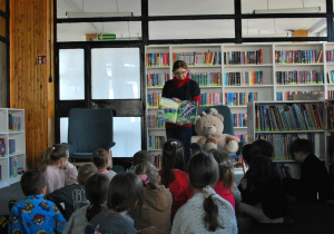 dzieci na zajęciach w bibliotece