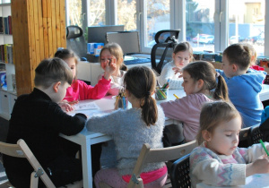 dzieci na zajęciach w bibliotece