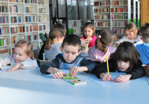 dzieci na zajęciach w bibliotece