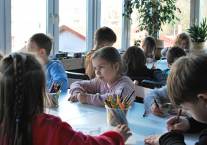 dzieci na zajęciach w bibliotece