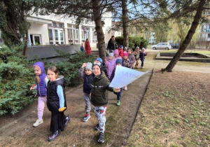 Dzieci na spacerze z instrumentami na powitanie wiosny