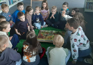 dzieci na zajęciach w bibliotece