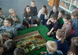 dzieci na zajęciach w bibliotece
