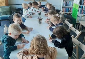 dzieci na zajęciach w bibliotece