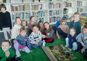 dzieci na zajęciach w bibliotece