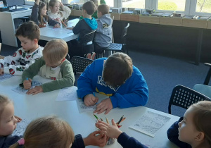 dzieci na zajęciach w bibliotece