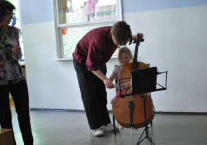 Dzieci grają na instrumencie