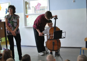 Dzieci grają na instrumencie