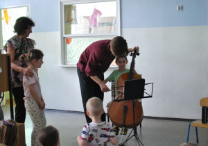 Dzieci grają na instrumencie
