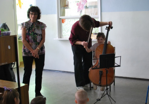 Dzieci grają na instrumencie