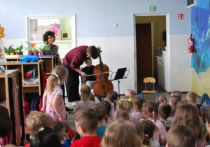 Dzieci grają na instrumencie